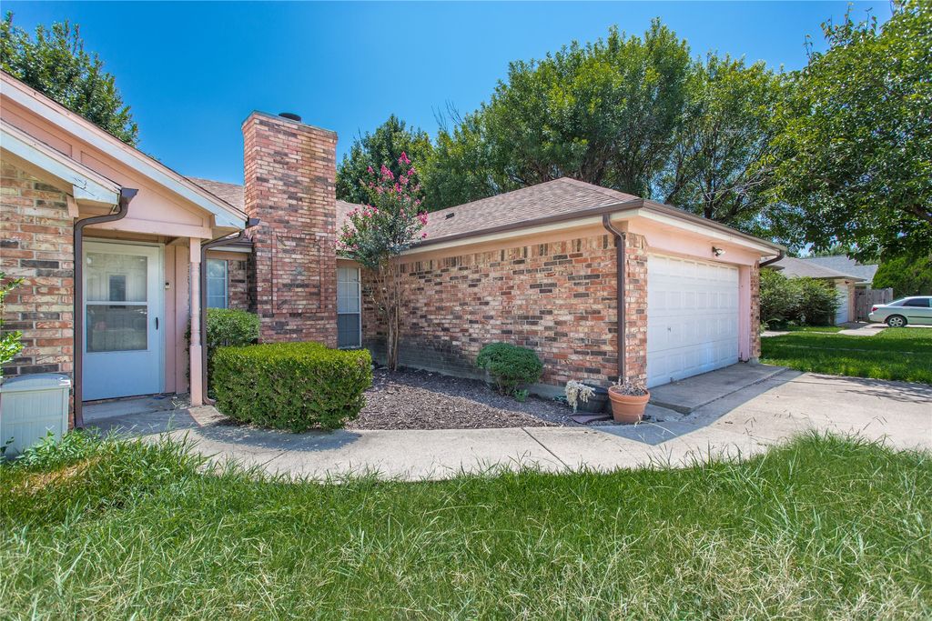 303 Shirley Drive, Alvarado, TX 76009