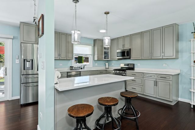 7701 Florence Avenue, Darien, IL 60561