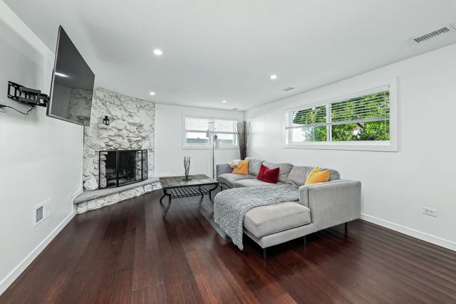 7701 Florence Avenue, Darien, IL 60561