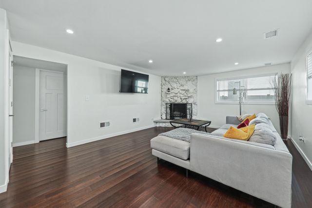 7701 Florence Avenue, Darien, IL 60561