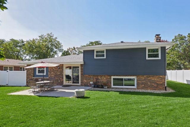 7701 Florence Avenue, Darien, IL 60561