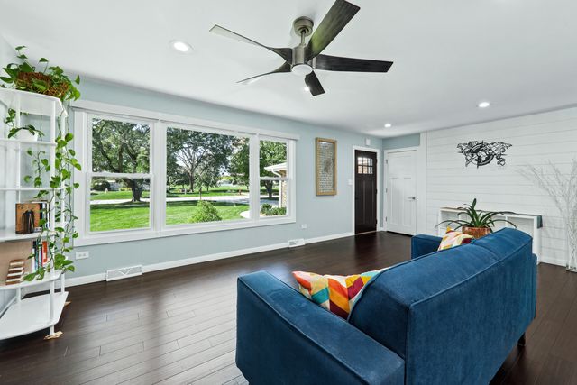 7701 Florence Avenue, Darien, IL 60561