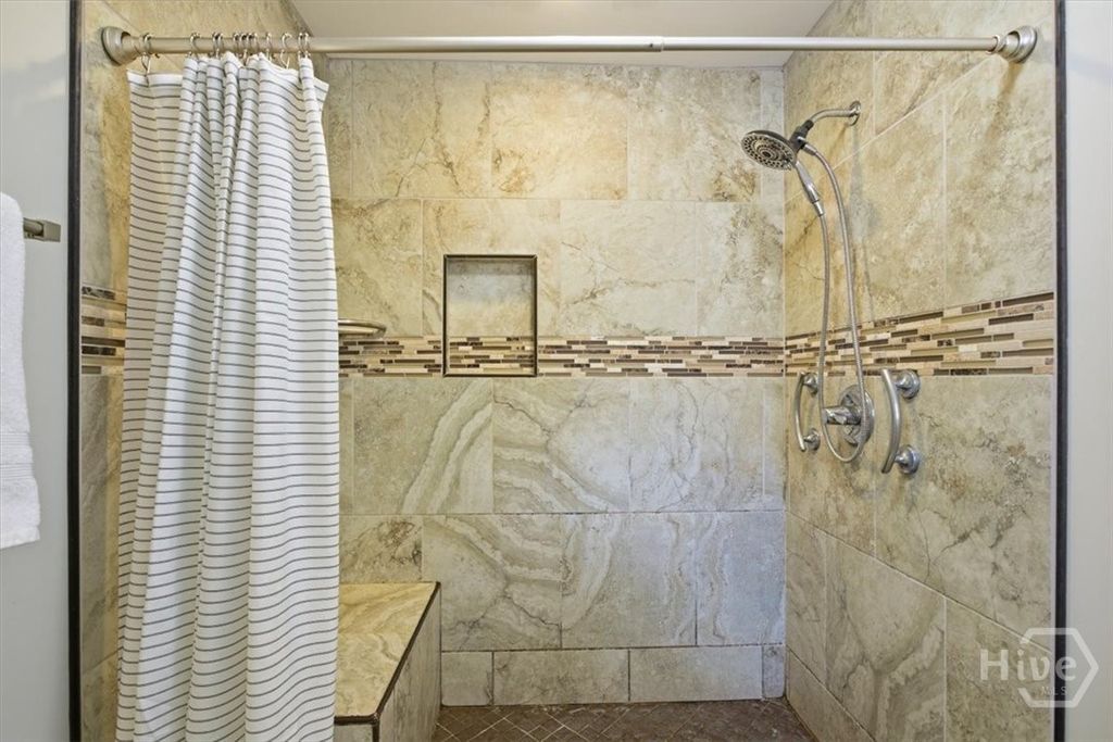 Image 11 of property listing at 535 Pointe South Drive, Savannah, GA 31410