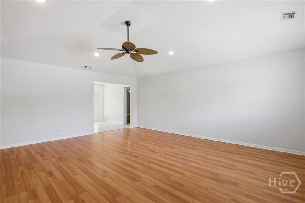 Image 5 of property listing at 535 Pointe South Drive, Savannah, GA 31410