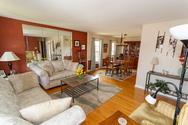 332 Byron Avenue, Bloomingdale, IL 60108