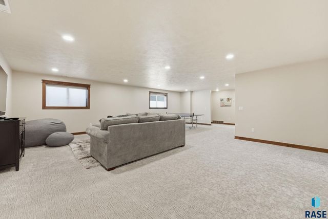 2701 W Oak Hill Dr Drive, Sioux Falls, SD 57108