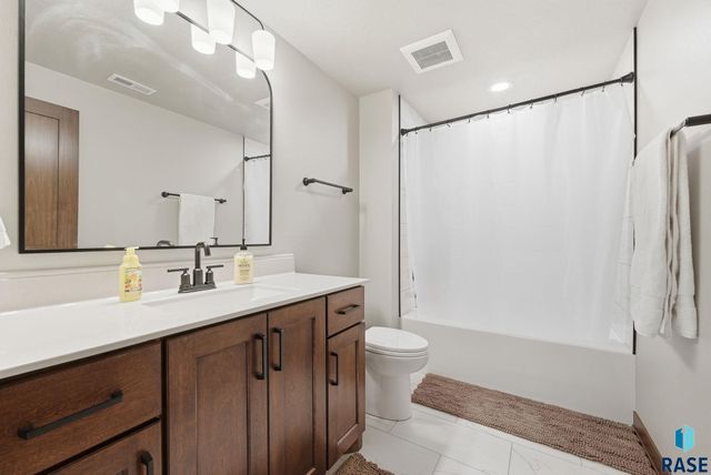 2701 W Oak Hill Dr Drive, Sioux Falls, SD 57108