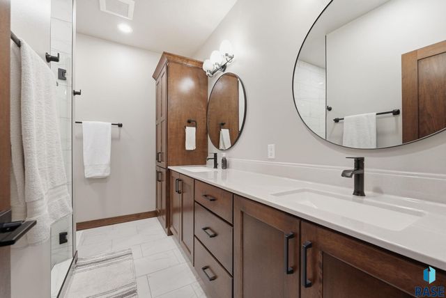 2701 W Oak Hill Dr Drive, Sioux Falls, SD 57108