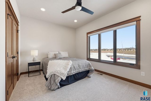 2701 W Oak Hill Dr Drive, Sioux Falls, SD 57108