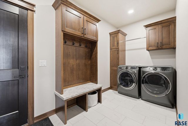 2701 W Oak Hill Dr Drive, Sioux Falls, SD 57108