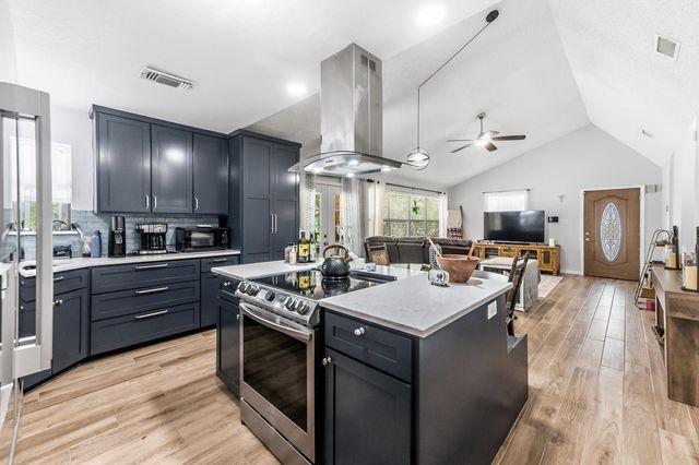 2217 Shannon Drive, Huntsville, TX 77320