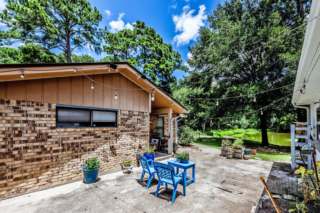 2217 Shannon Drive, Huntsville, TX 77320