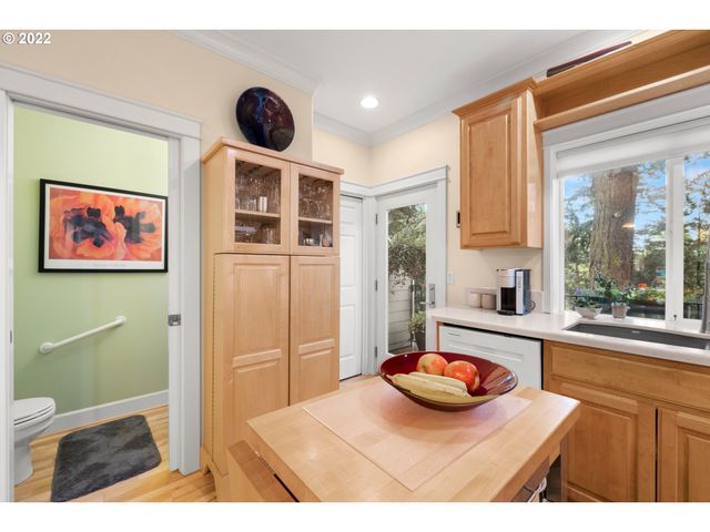 14720 Ne COUCH St, Portland, OR 97230