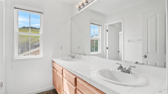 264 Cambridge Ln, Petaluma, CA 94952