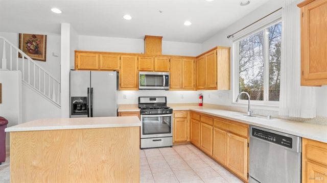 264 Cambridge Ln, Petaluma, CA 94952