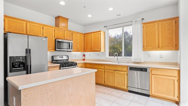 264 Cambridge Ln, Petaluma, CA 94952