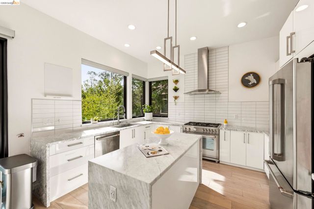 45 Homeglen Ln, Oakland, CA 94611