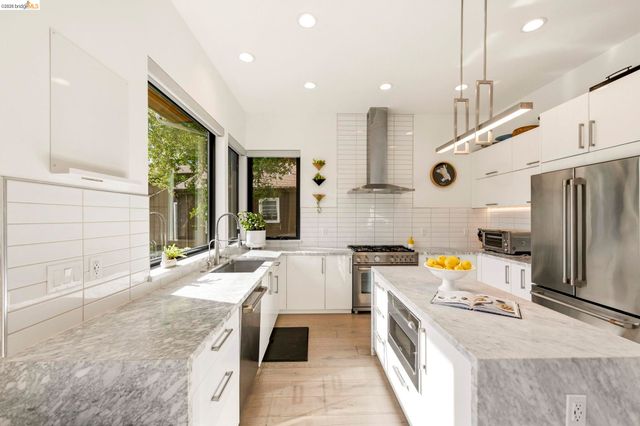 45 Homeglen Ln, Oakland, CA 94611