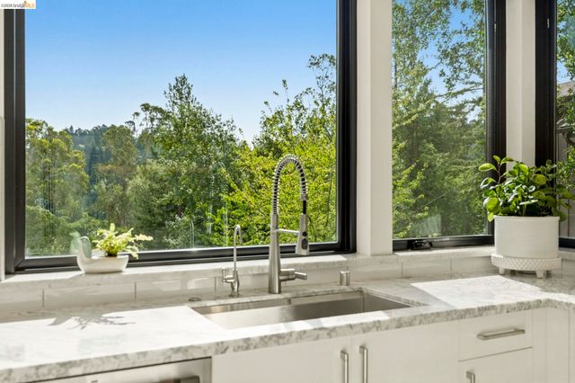 45 Homeglen Ln, Oakland, CA 94611