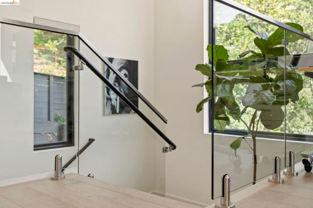 45 Homeglen Ln, Oakland, CA 94611