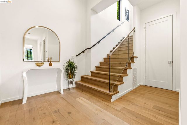 45 Homeglen Ln, Oakland, CA 94611