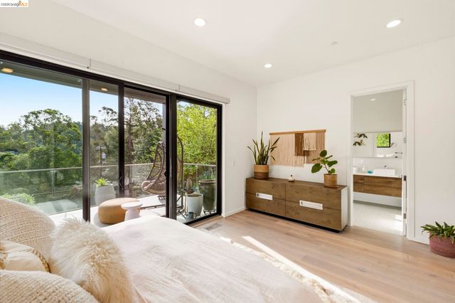 45 Homeglen Ln, Oakland, CA 94611