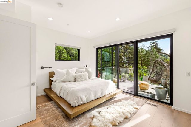 45 Homeglen Ln, Oakland, CA 94611