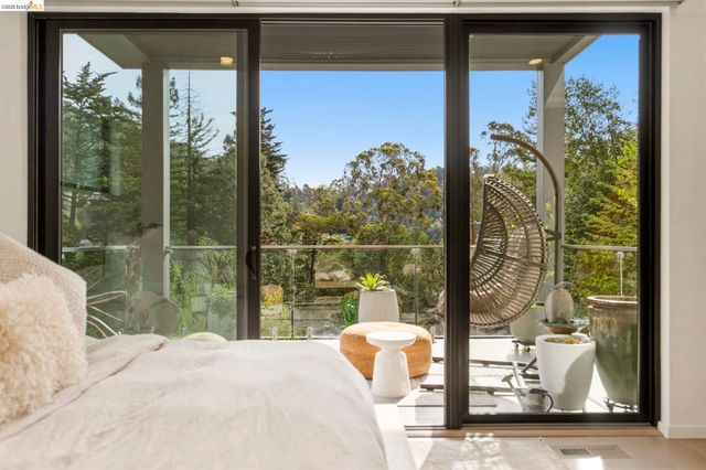 45 Homeglen Ln, Oakland, CA 94611