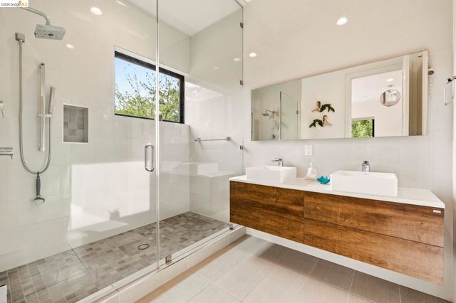 45 Homeglen Ln, Oakland, CA 94611