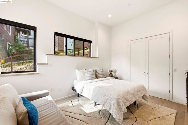 45 Homeglen Ln, Oakland, CA 94611