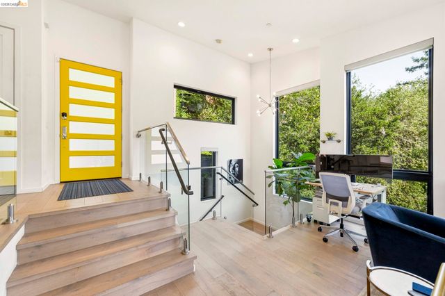 45 Homeglen Ln, Oakland, CA 94611