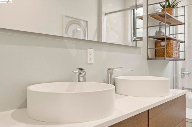 45 Homeglen Ln, Oakland, CA 94611