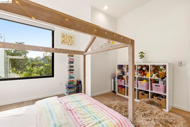 45 Homeglen Ln, Oakland, CA 94611