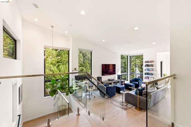 45 Homeglen Ln, Oakland, CA 94611