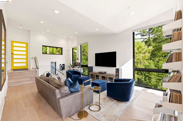 45 Homeglen Ln, Oakland, CA 94611