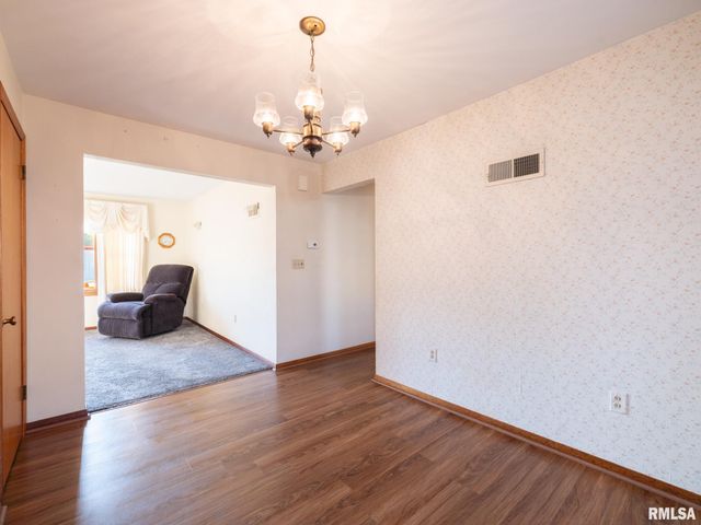 104 N 12TH Street, Pekin, IL 61554