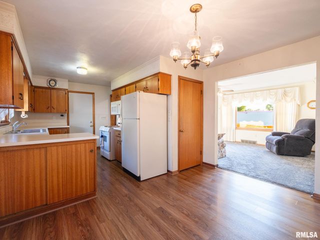 104 N 12TH Street, Pekin, IL 61554