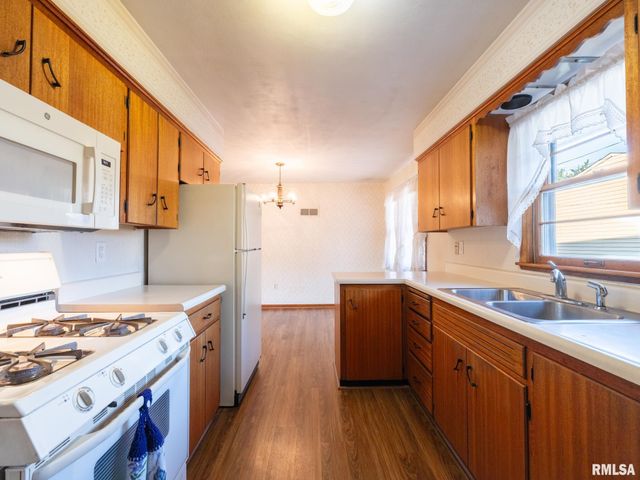 104 N 12TH Street, Pekin, IL 61554
