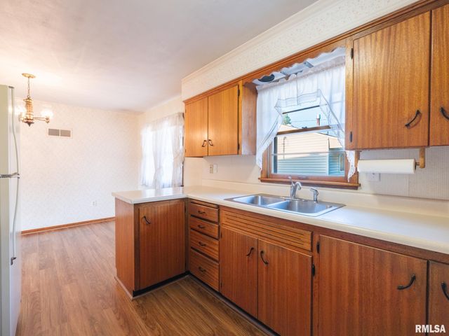 104 N 12TH Street, Pekin, IL 61554
