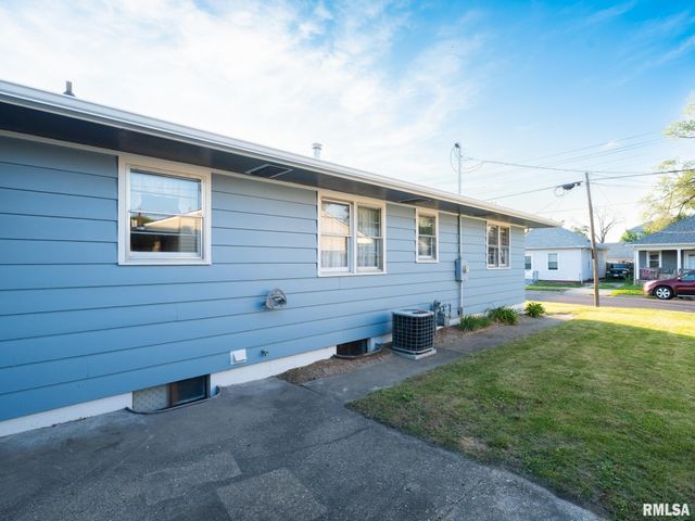 104 N 12TH Street, Pekin, IL 61554