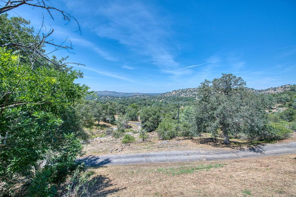 Image 4 of property listing at 43326 Seminole Court, Coarsegold, CA 93614