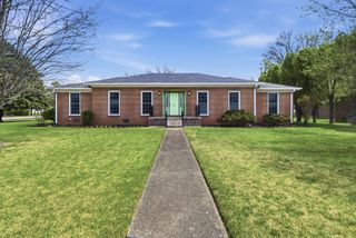 207 Oak Hill Dr, Lebanon, TN 37087