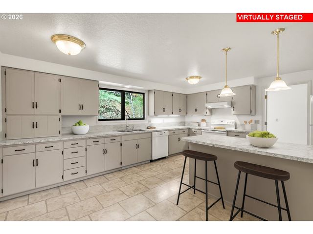 1386 ARCADIA Dr, Roseburg, OR 97470