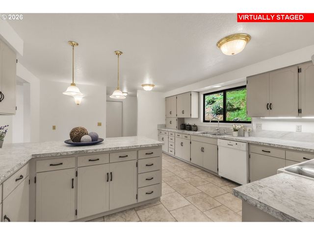 1386 ARCADIA Dr, Roseburg, OR 97470