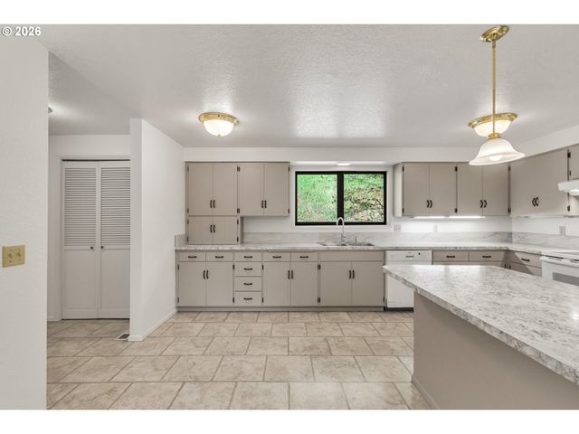 1386 ARCADIA Dr, Roseburg, OR 97470