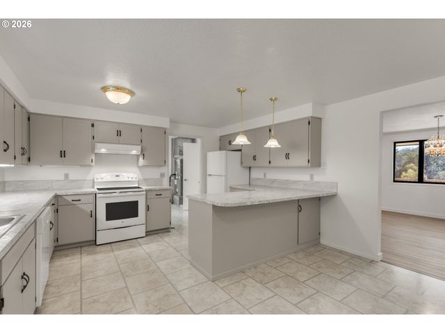 1386 ARCADIA Dr, Roseburg, OR 97470