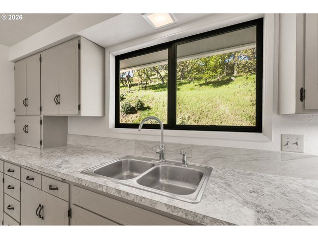 1386 ARCADIA Dr, Roseburg, OR 97470