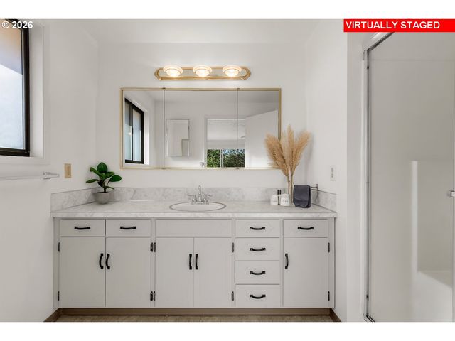 1386 ARCADIA Dr, Roseburg, OR 97470