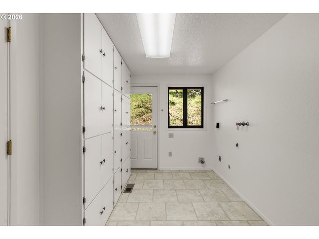 1386 ARCADIA Dr, Roseburg, OR 97470