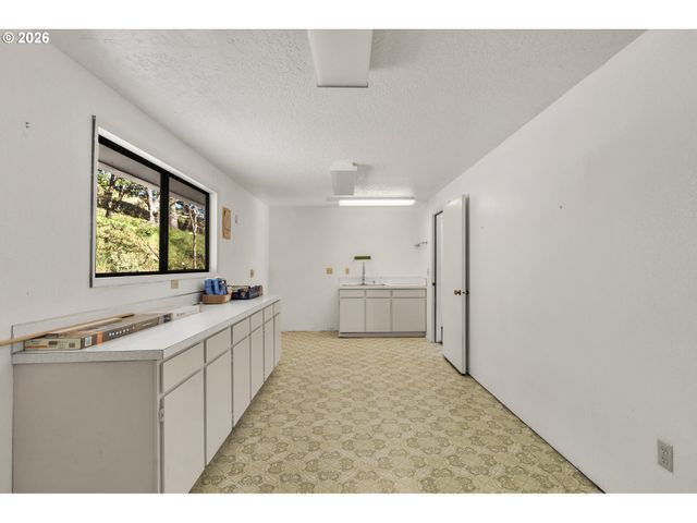 1386 ARCADIA Dr, Roseburg, OR 97470